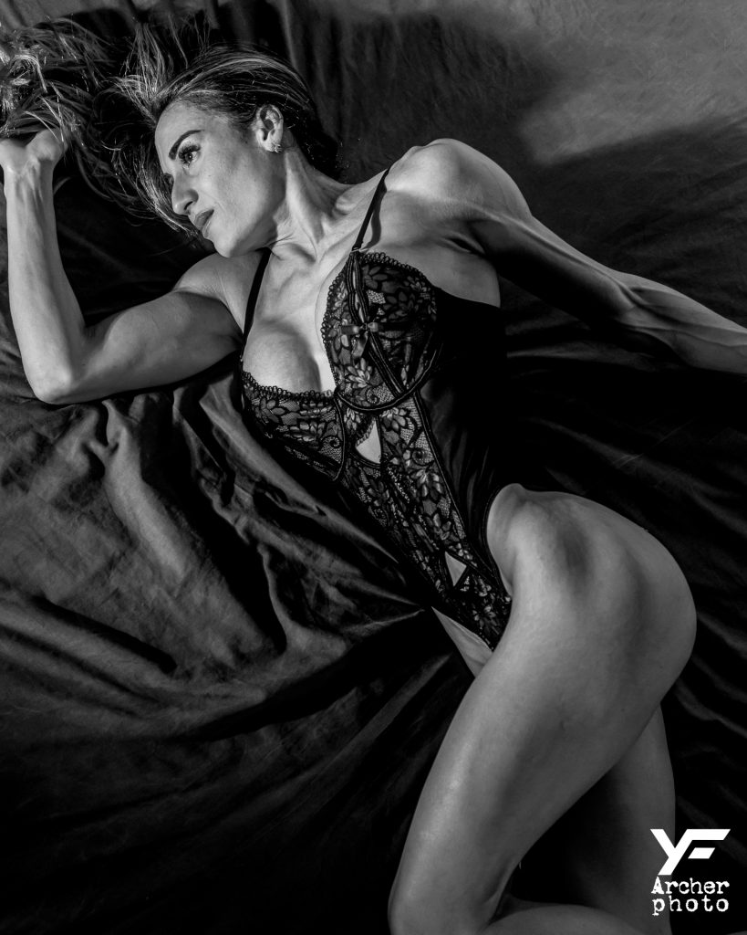 Yamis, 2025, retrato en blanco y negro en estudio.