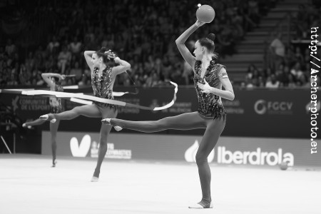 Mundial de Gimnasia Rítmica 2023 en València, equipo de Ucrania. Fotografía en blanco y negro en Paterna, España.
